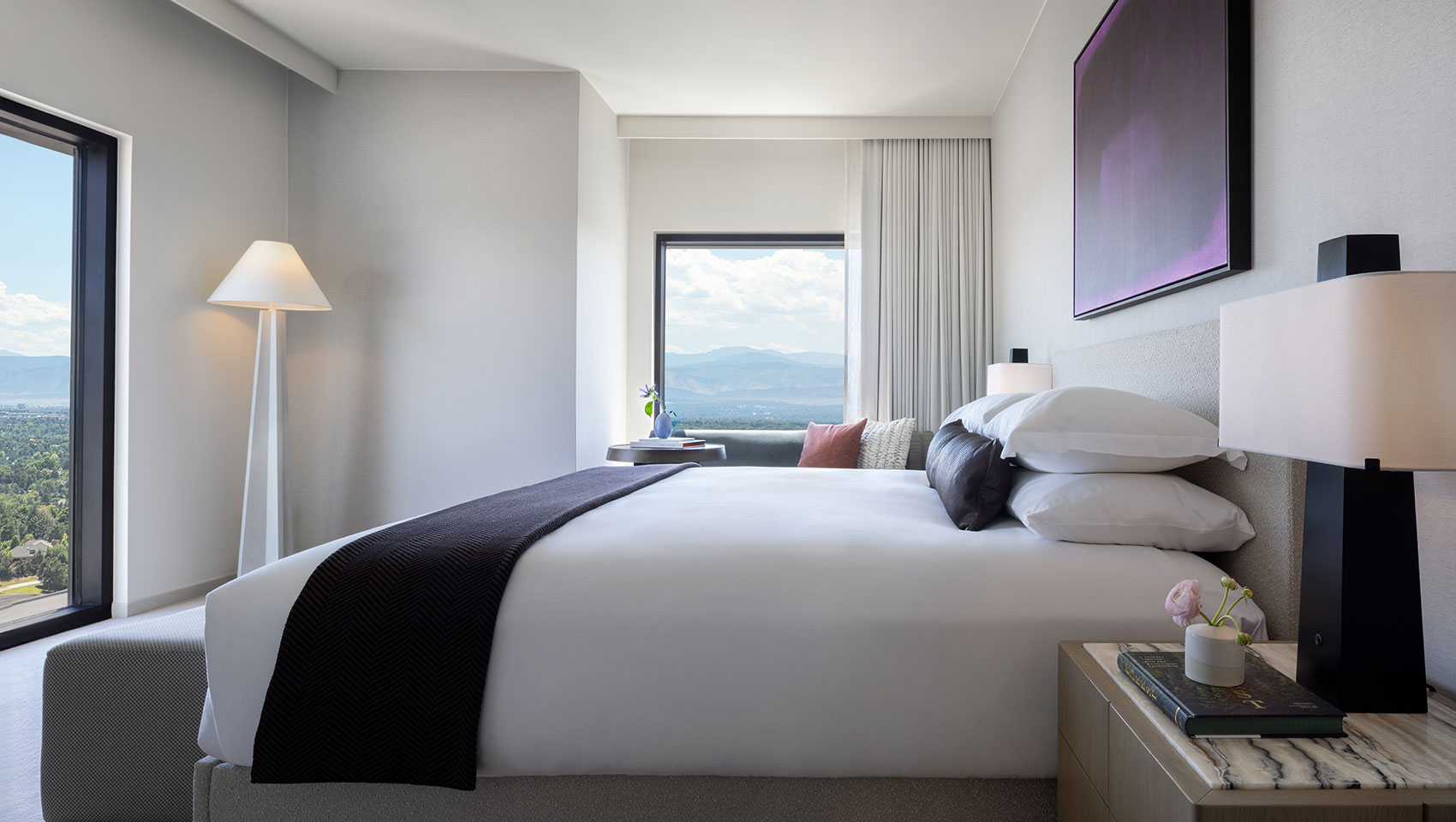 King Premium Corner spa guestroom with mountain view